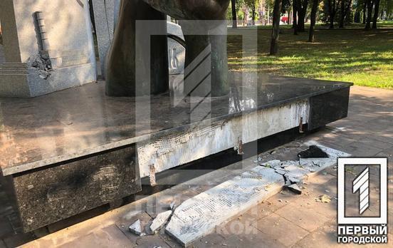 В одном из скверов Кривого Рога вандалы повредили два памятника
