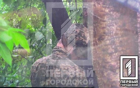 В Кривом Роге обнаружили мужчину, который повесился на дереве