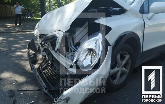 В Кривом Роге на перекрёстке возле больницы произошла авария, одну машину развернуло на проезжей части