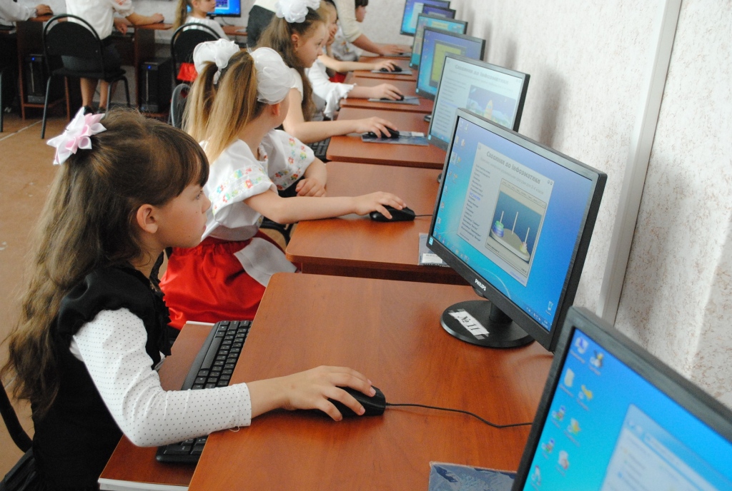 Урок информатики урок информатики интегрированный. Компьютер в школе. Ученики за компьютерами в школе. Компьютерные классы в школах. Дети в компьютерном классе в школе.