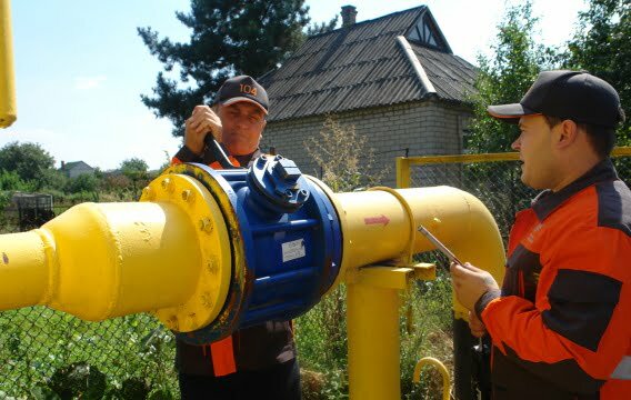 Слюсаря 1-ї зміни виконують роботи з пуску газу після ліквідаціїї аварійної ситуації