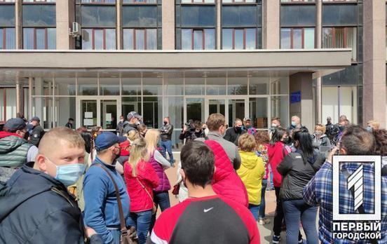 В Кривом Роге люди собрались на митинг за возобновление работы рынков
