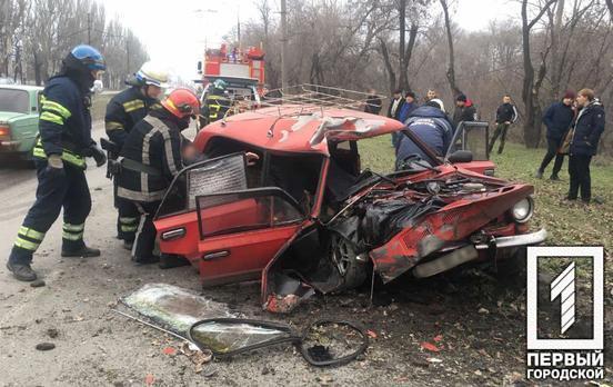 Влетели в столб: в Кривом Роге в результате аварии пострадали три человека