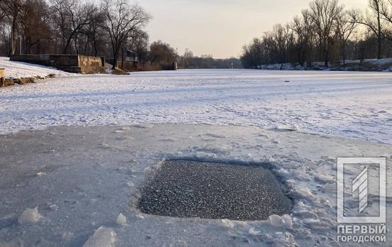 В Кривом Роге на Крещение люди окунаются в прорубь, несмотря на карантинные ограничения