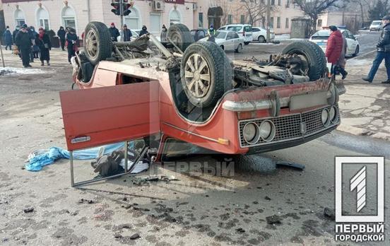 В Кривом Роге в результате столкновения «ВАЗ» перевернулся на крышу