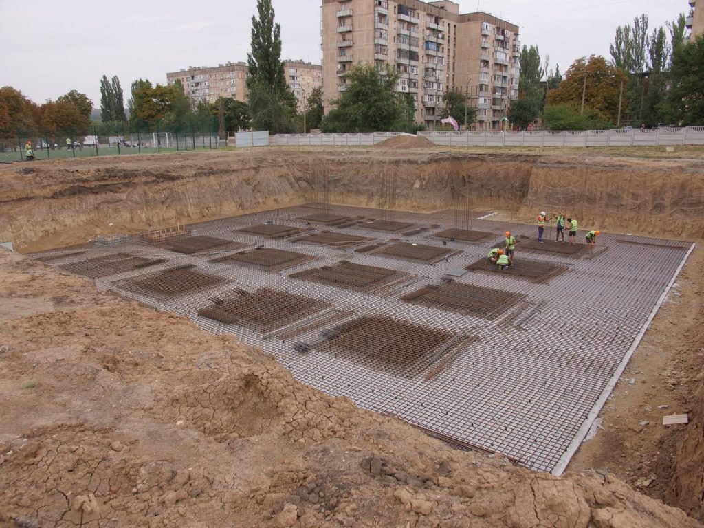 У Кривому Розі продовжують будувати три «підземні школи» (фото)