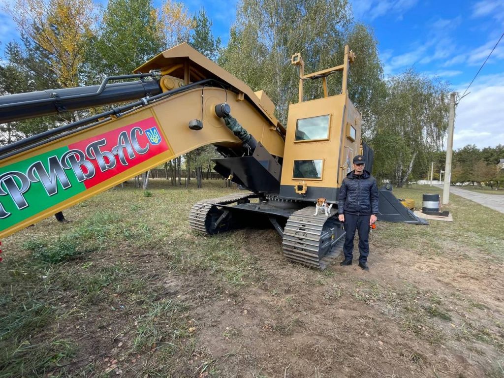 Розмінування в дії: криворізькі машинобудівники передали замовнику перший український мінний тральщик (фото)