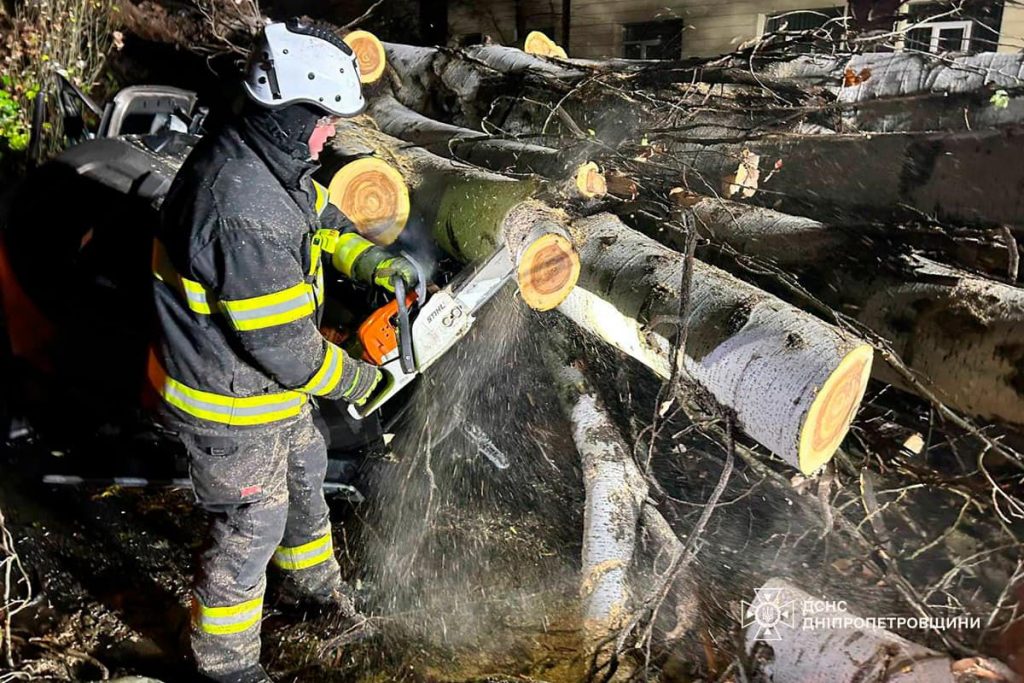 Рятувальники Дніпропетровщини ліквідовують наслідки негоди (фото)