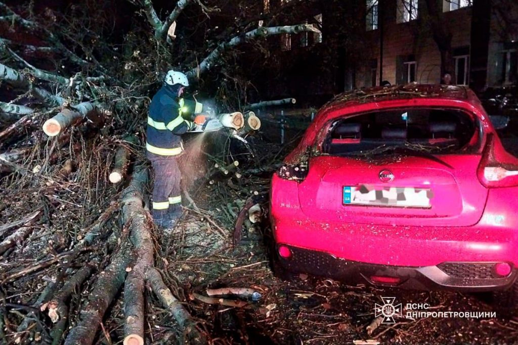 Рятувальники Дніпропетровщини ліквідовують наслідки негоди (фото)