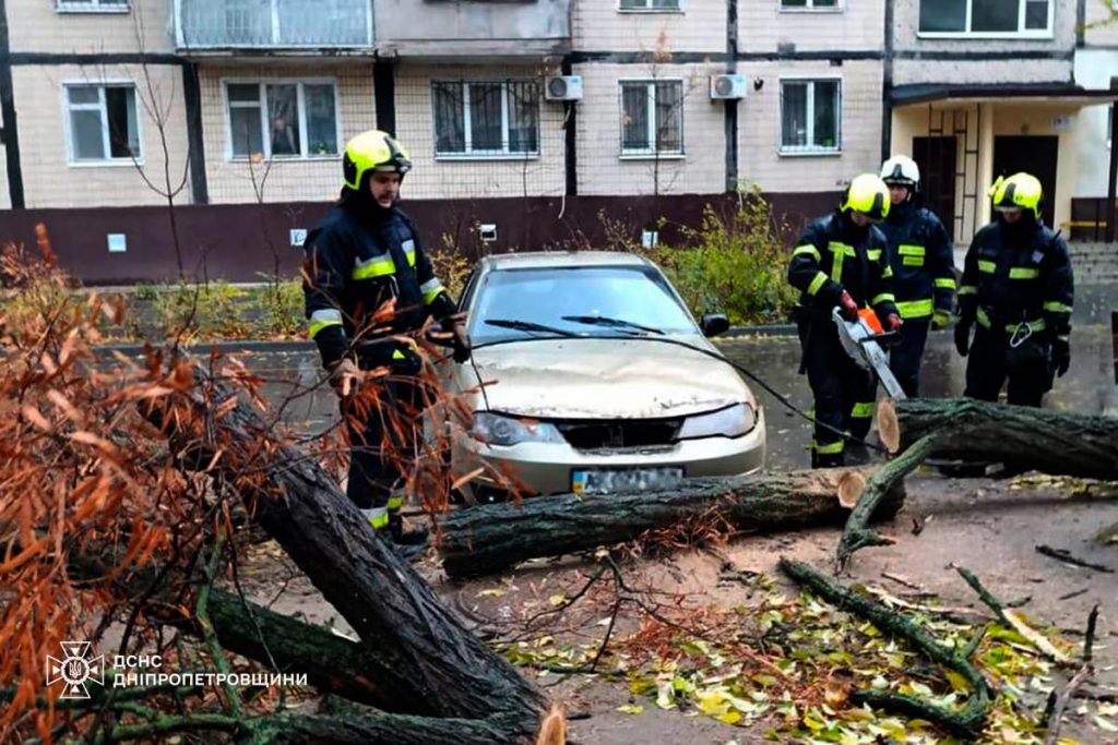 Рятувальники Дніпропетровщини ліквідовують наслідки негоди (фото)