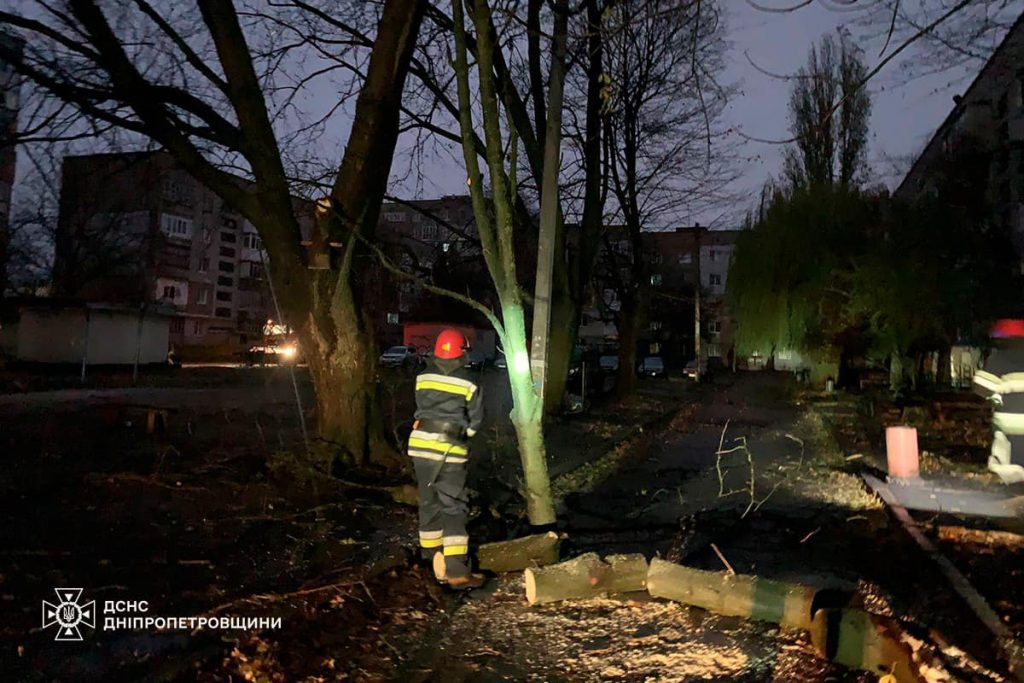 Рятувальники Дніпропетровщини ліквідовують наслідки негоди (фото)