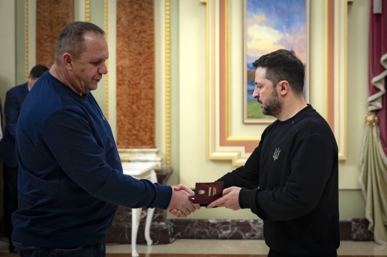 «За забезпечення цілісності енергосистеми»: енергетики ДТЕК Дніпровські електромережі отримали державні нагороди (фото)