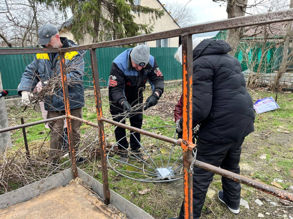 Впало з електроопори: енергетики ДТЕК облаштували безпечне гніздо для лелек, що втратили домівку (фото)