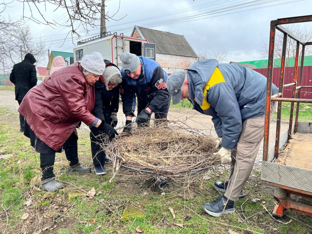 Впало з електроопори: енергетики ДТЕК облаштували безпечне гніздо для лелек, що втратили домівку (фото)