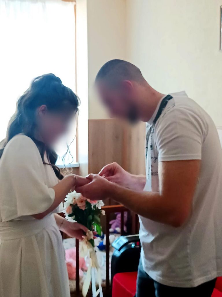 В установі виконання покарань Кривого Рогу ув’язнений побрався з коханою (фото)