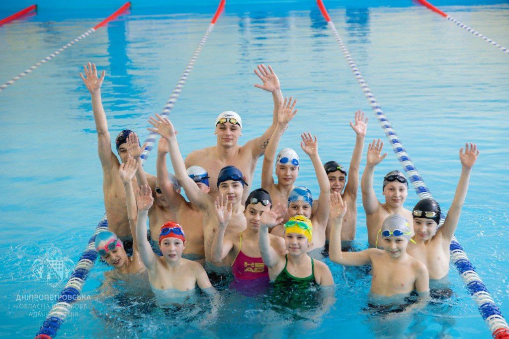 Учні спеціалізованого спорткласу мали змогу поплавати з “олімпійцем” з Кривого Рогу Денисом Киселем (фото)