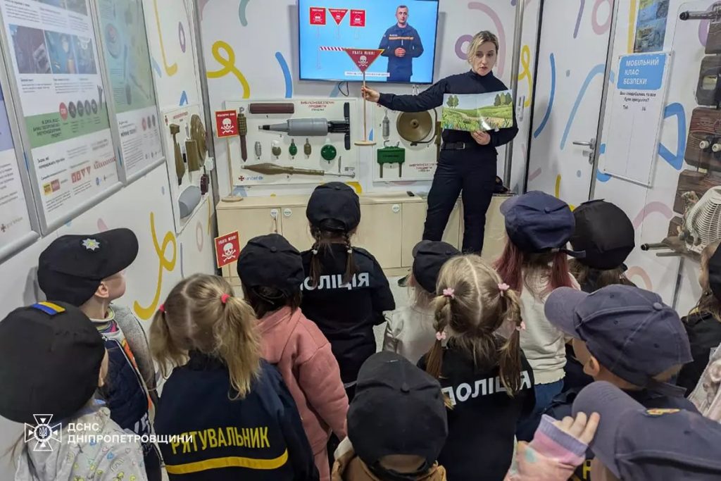 Малечі про важливе: у Кривому Розі «Мобільний клас» заїхав у дитсадок (фото)