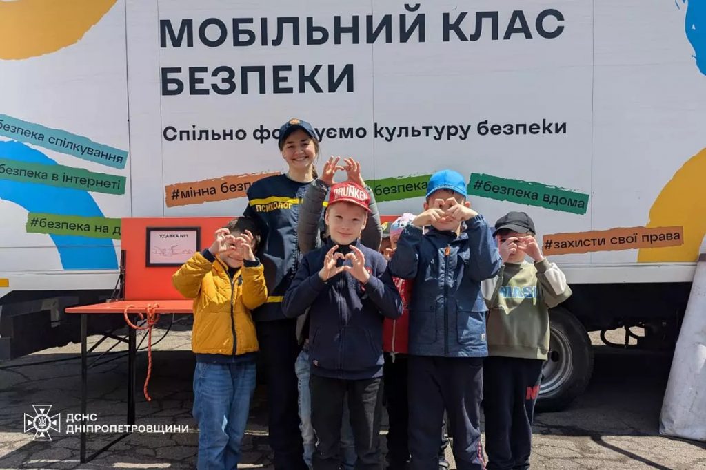 Малечі про важливе: у Кривому Розі «Мобільний клас» заїхав у дитсадок (фото)