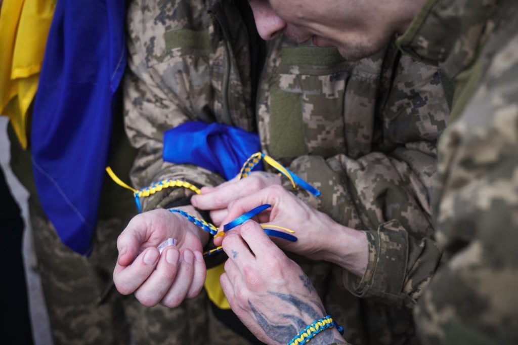 390 українців нарешті повернулися із полону: серед них – 30 захисників з Дніпропетровщини