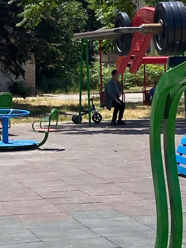 Тітоньки та гойдалки: у Кривому Розі зафіксували нечемну поведінку дорослих (фото)