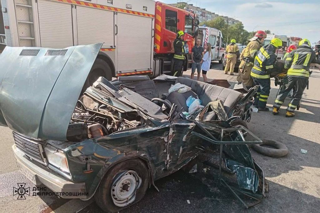 У Кривому Розі через ДТП загинув чоловік, ще четверо людей постраждали