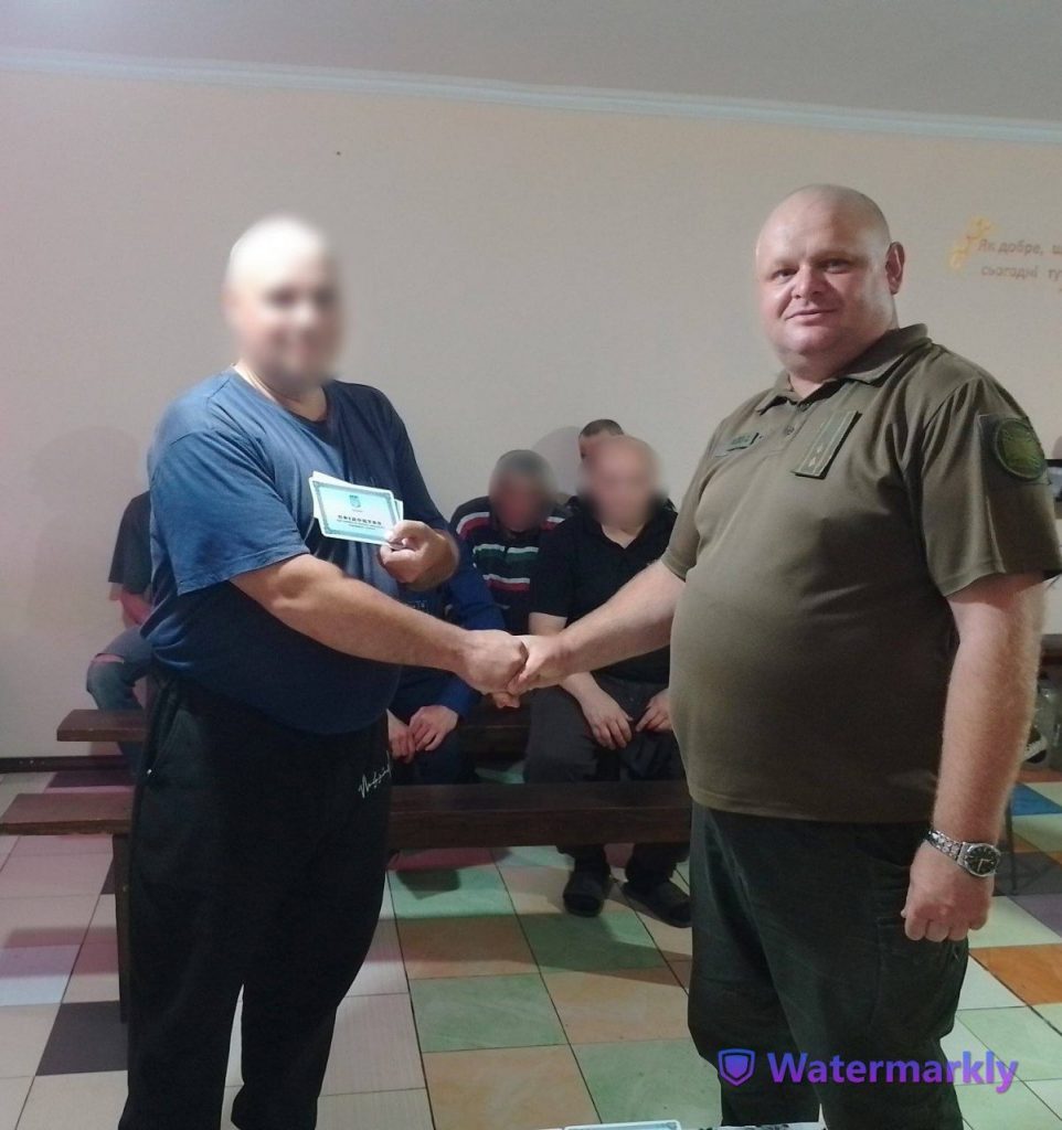 Останній дзвінок у тюрмі: засудженим у Кривому Розі вручили свідоцтва (фото)