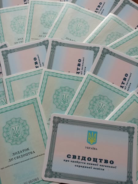 Останній дзвінок у тюрмі: засудженим у Кривому Розі вручили свідоцтва (фото)