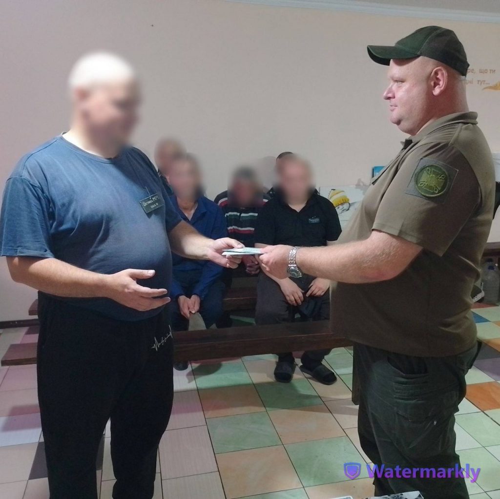 Останній дзвінок у тюрмі: засудженим у Кривому Розі вручили свідоцтва (фото)