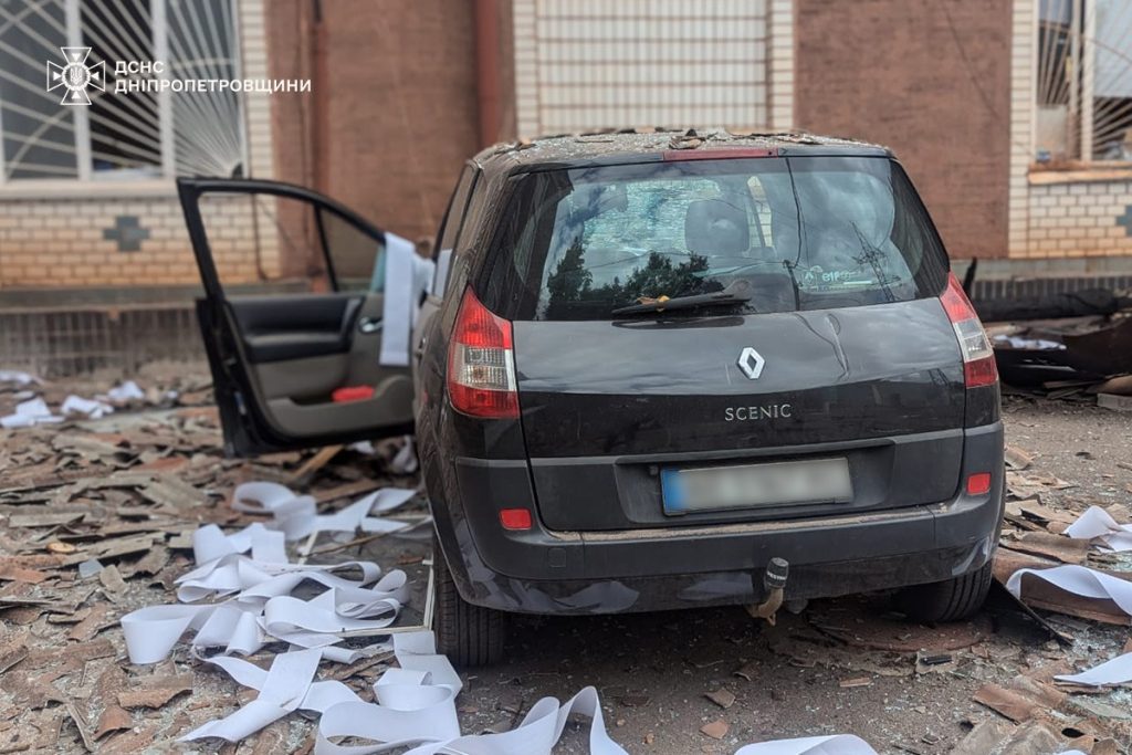 Внаслідок ударів пошкоджено приватні житлові будинки, адмінбудівлю одного з терцентрів комплектування та соціальної підтримки (фото)