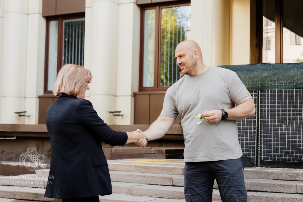 Аби діти з віддалених населених пунктів могли діставатися на навчання: 10 шкільних автобусів передали громадам Дніпропетровщини
