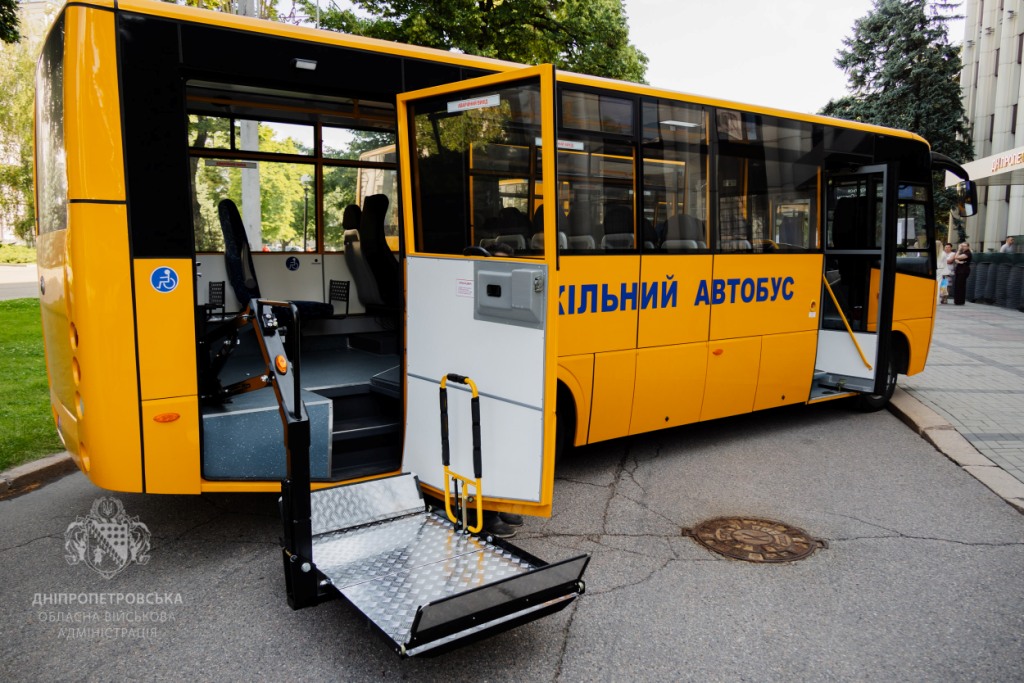 Аби діти з віддалених населених пунктів могли діставатися на навчання: 10 шкільних автобусів передали громадам Дніпропетровщини