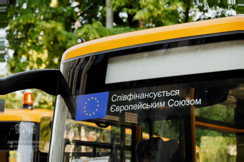 Аби діти з віддалених населених пунктів могли діставатися на навчання: 10 шкільних автобусів передали громадам Дніпропетровщини