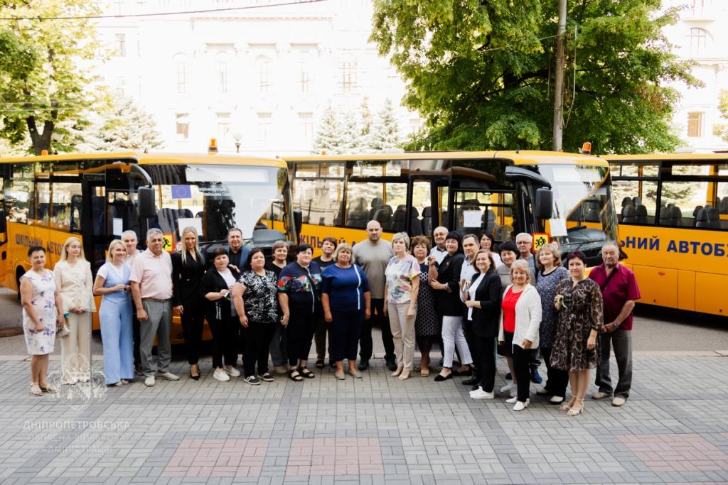 Аби діти з віддалених населених пунктів могли діставатися на навчання: 10 шкільних автобусів передали громадам Дніпропетровщини