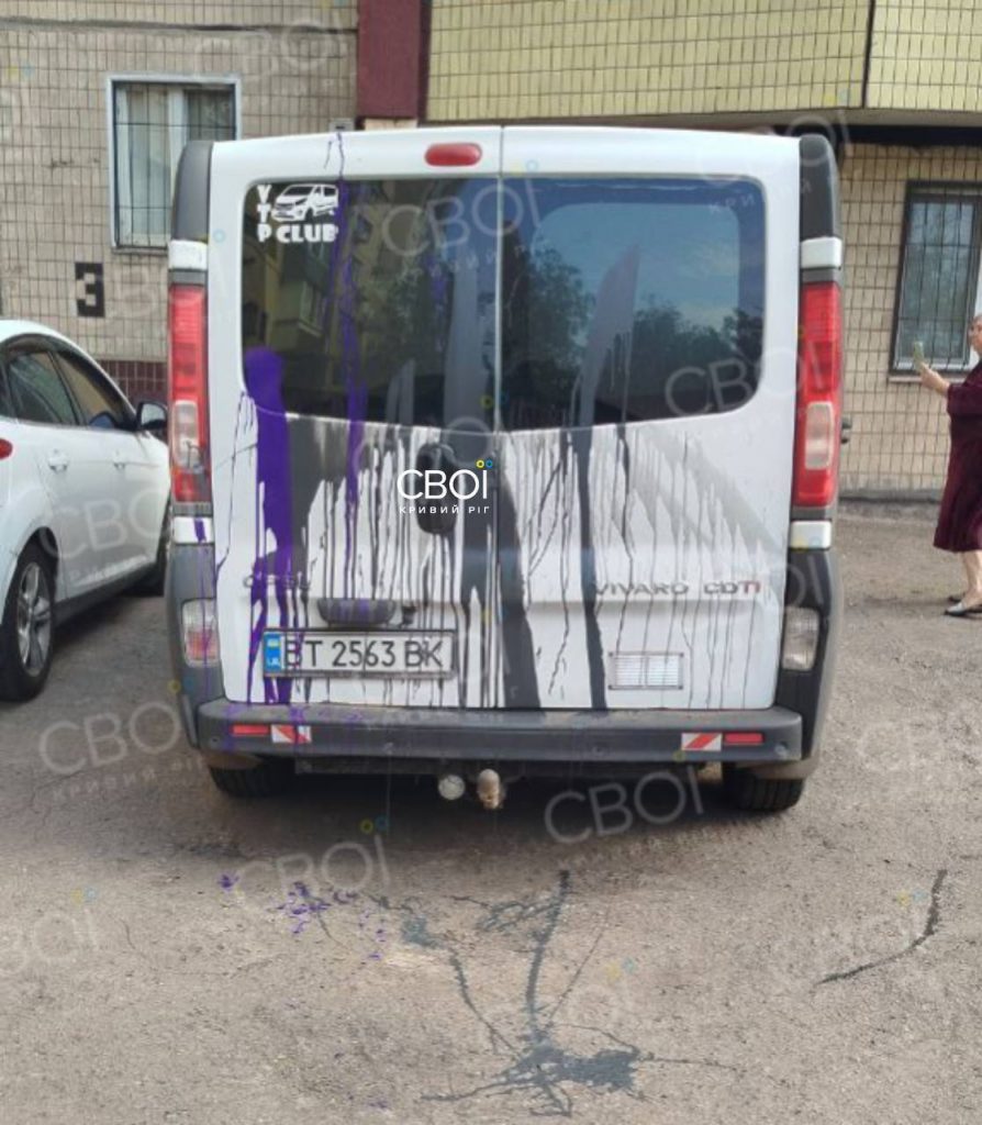 На Сонячному хтось облив фарбою авто у дворі (фото)