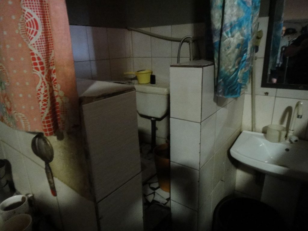 Санвузли повністю відкриті і не забезпечують приватності