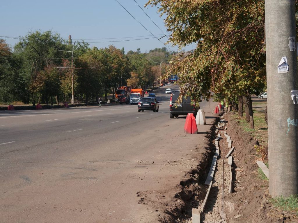 Цьогоріч у Кривому Розі ремонтують магістралі, якими рухається велика кількість пасажирського транспорту (фото)