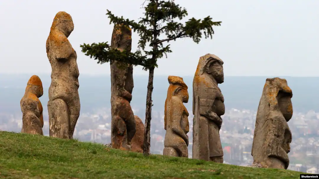 Половецькі баби: П’ять кам’яних пам’яток вивезли з Васильківки Синельниківського району (відео)