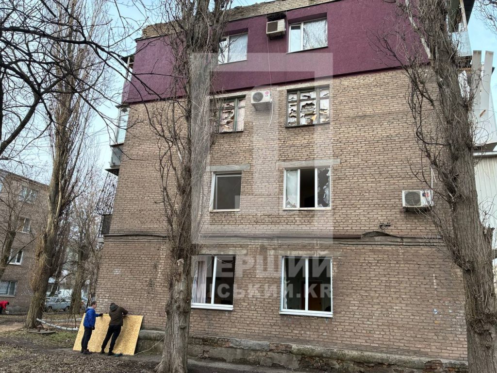 У Кривому Розі людей з понівечених квартир евакуювали, пожежі загасили (відео)