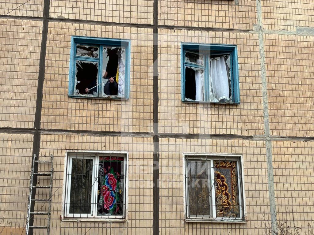 У Кривому Розі людей з понівечених квартир евакуювали, пожежі загасили (відео)