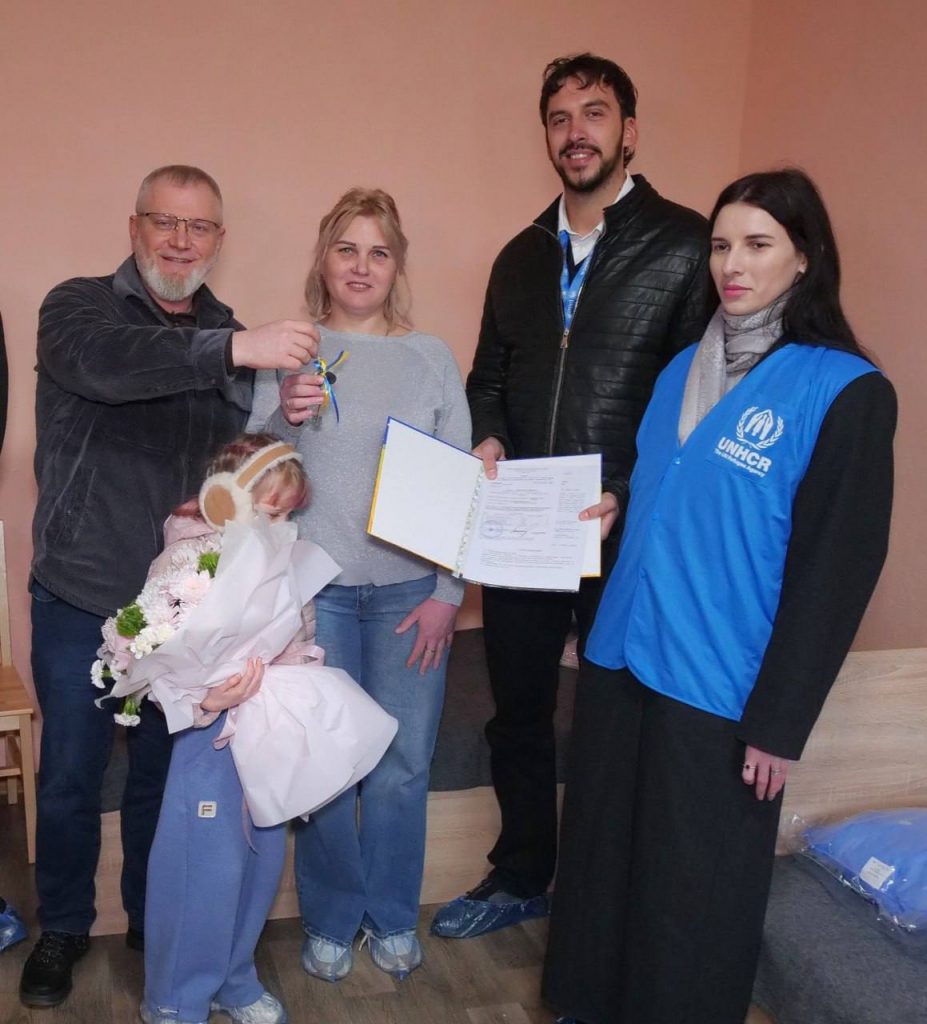 Нове життя після втрати дому: у Кривому Розі родина з Херсонщини отримала квартиру (фото)