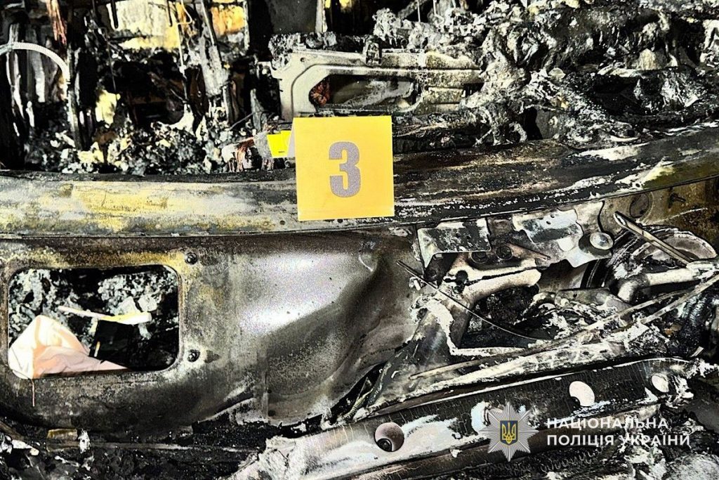 У Кривому Розі чоловік підпалив чуже авто: машину знищено вогнем