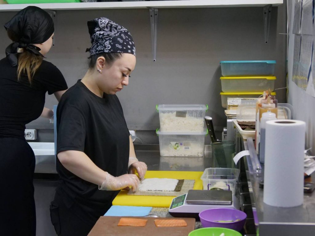 Клініка, приватна школа та суші-бар: у Кривому Розі бізнеси отримали сотні тисяч гривень грантів (фото)