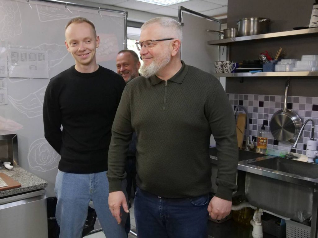 Клініка, приватна школа та суші-бар: у Кривому Розі бізнеси отримали сотні тисяч гривень грантів (фото)