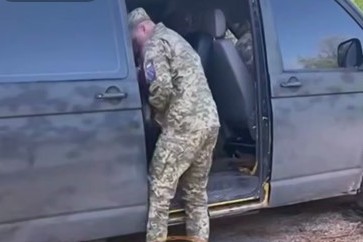 У Кривому Розі ТЦКшники “запакували” працівника комунального “Сансервісу”, – соцмережі (відео)