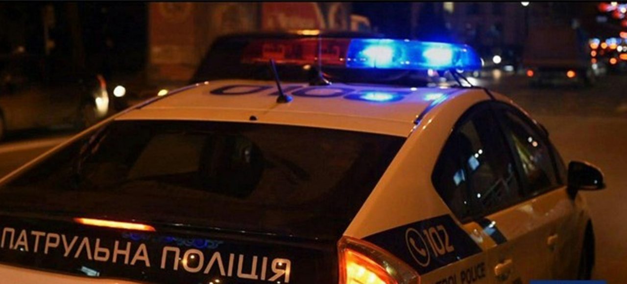 У Кривому Розі патрульні допомогли чоловікові, який вночі перекинувся з крісла колісного (відео)